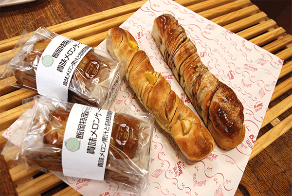 ベルグの飯岡メロンケーキとパンの画像
